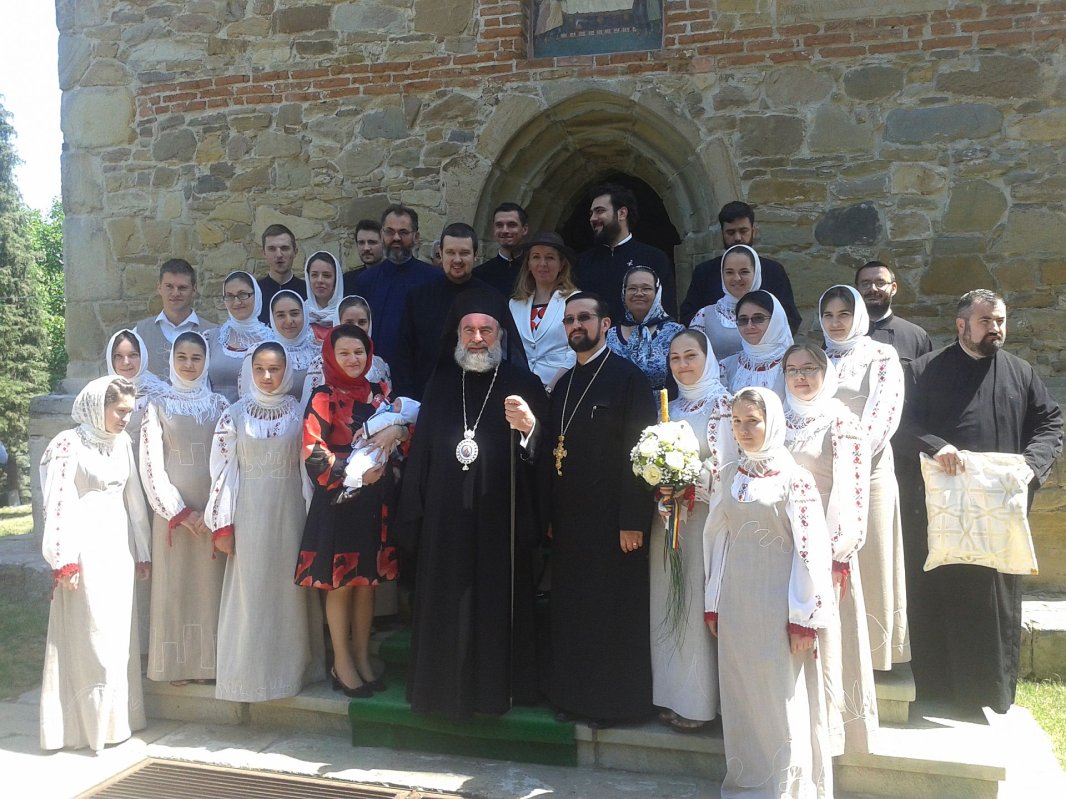 Liturghie arhierească în biserica din Borzeşti 71592