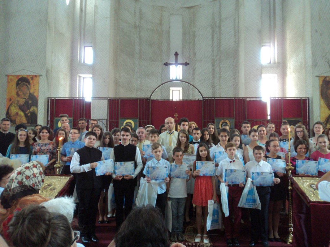 Elevi premiaţi la Catedrala Episcopală din Oradea 71545