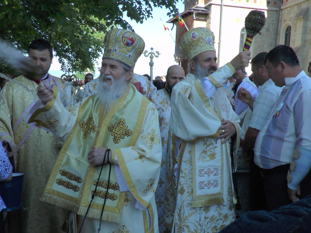 Slujbă de resfinţire cu doi arhierei, la Fântâna Mare 71539
