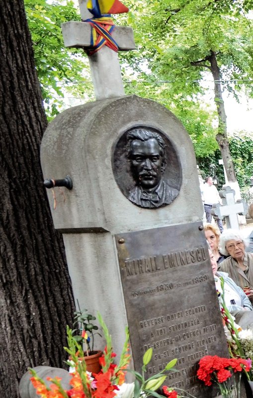 Spectacol de teatru la mormântul lui Eminescu 71455