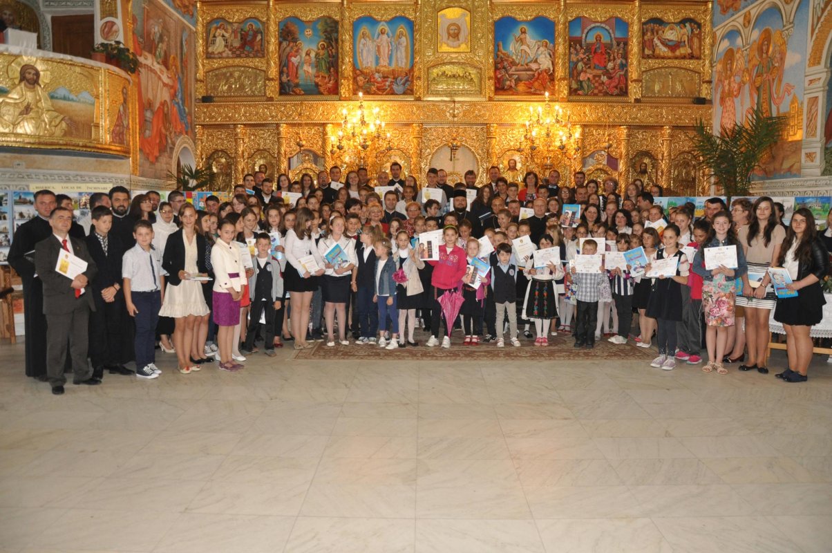 Festivitatea de premiere a elevilor şi profesorilor din Episcopia Sălajului 71393