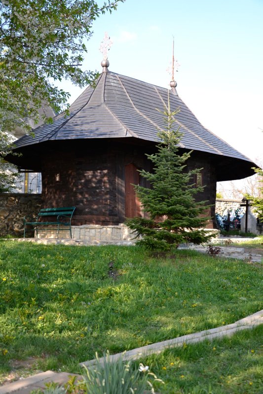 Bisericuța Ciolpani, o delicată împărăție de duh și de lemn 71313