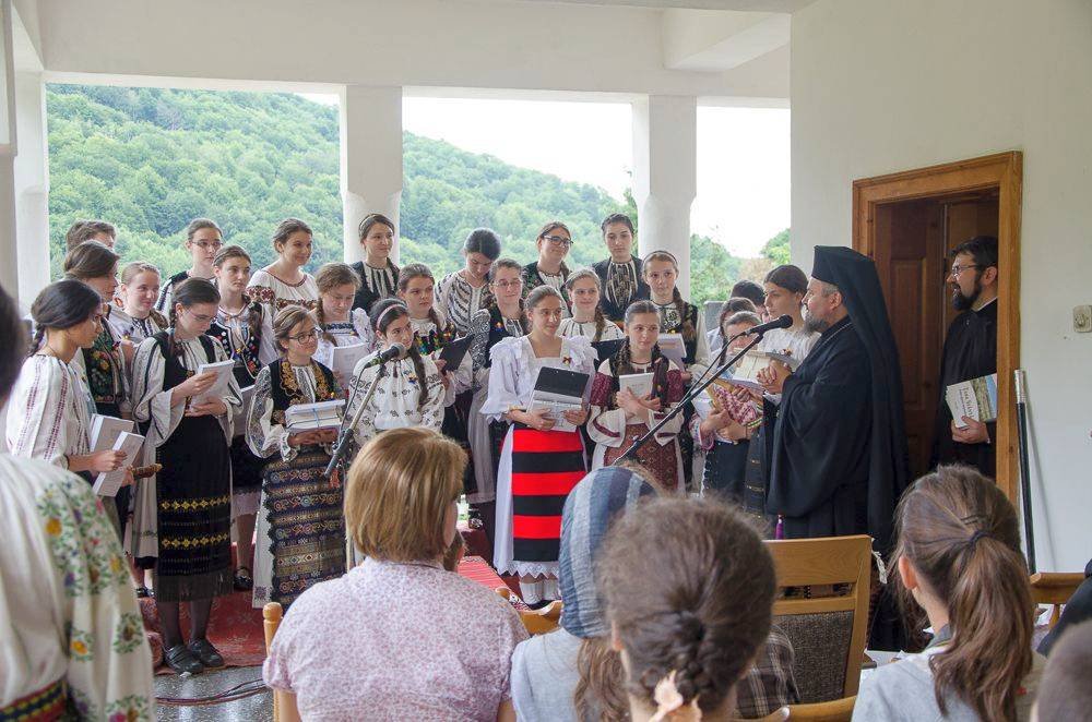 Elevii, premiaţi şi binecuvântaţi la final de an şcolar 71287