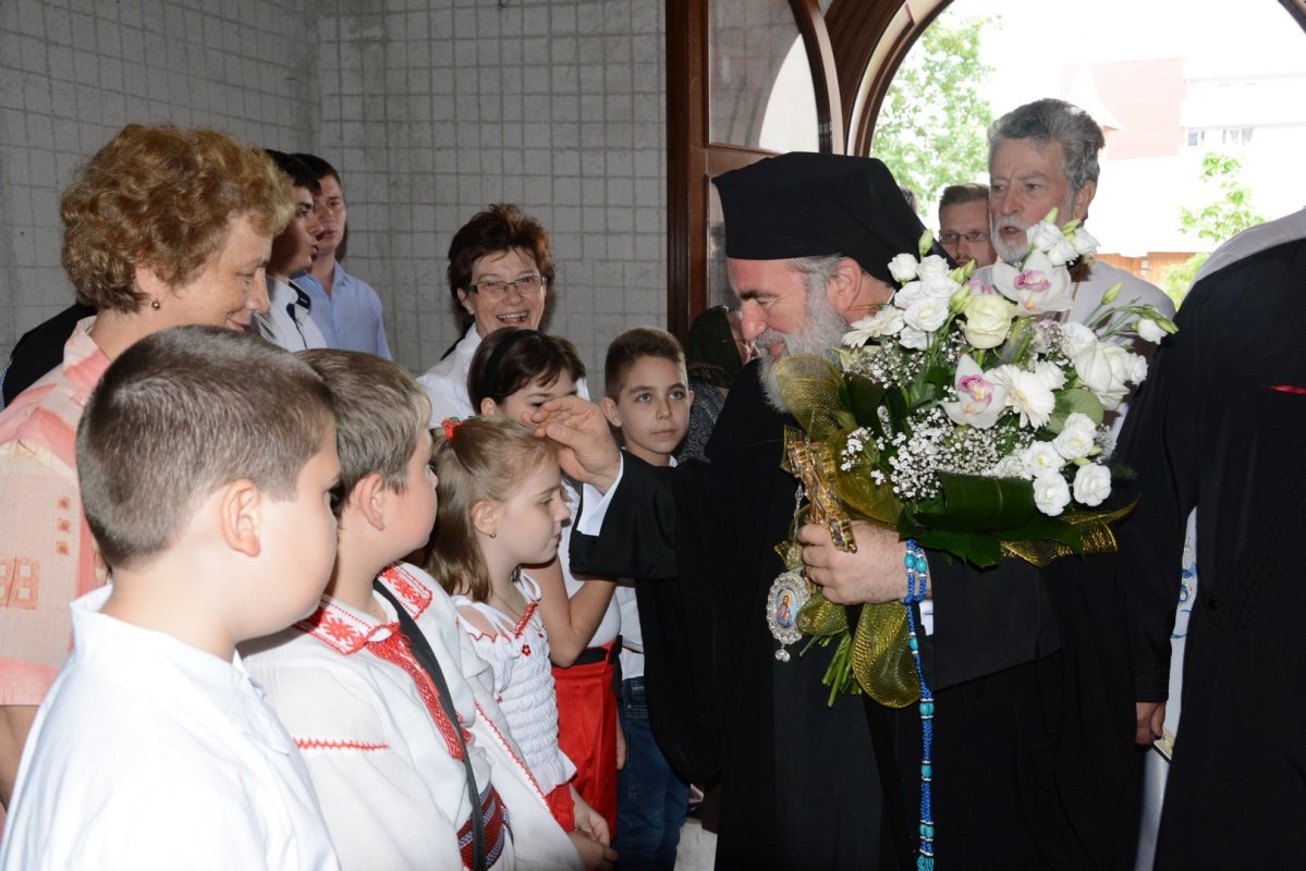 IPS Ioachim, în mijlocul comunităţii din Hârja 71262