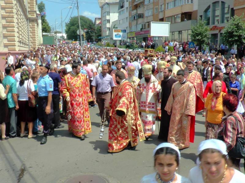 Peste 20.000 de credincioşi s-au rugat Sfântului Ioan cel Nou de la Suceava 71204