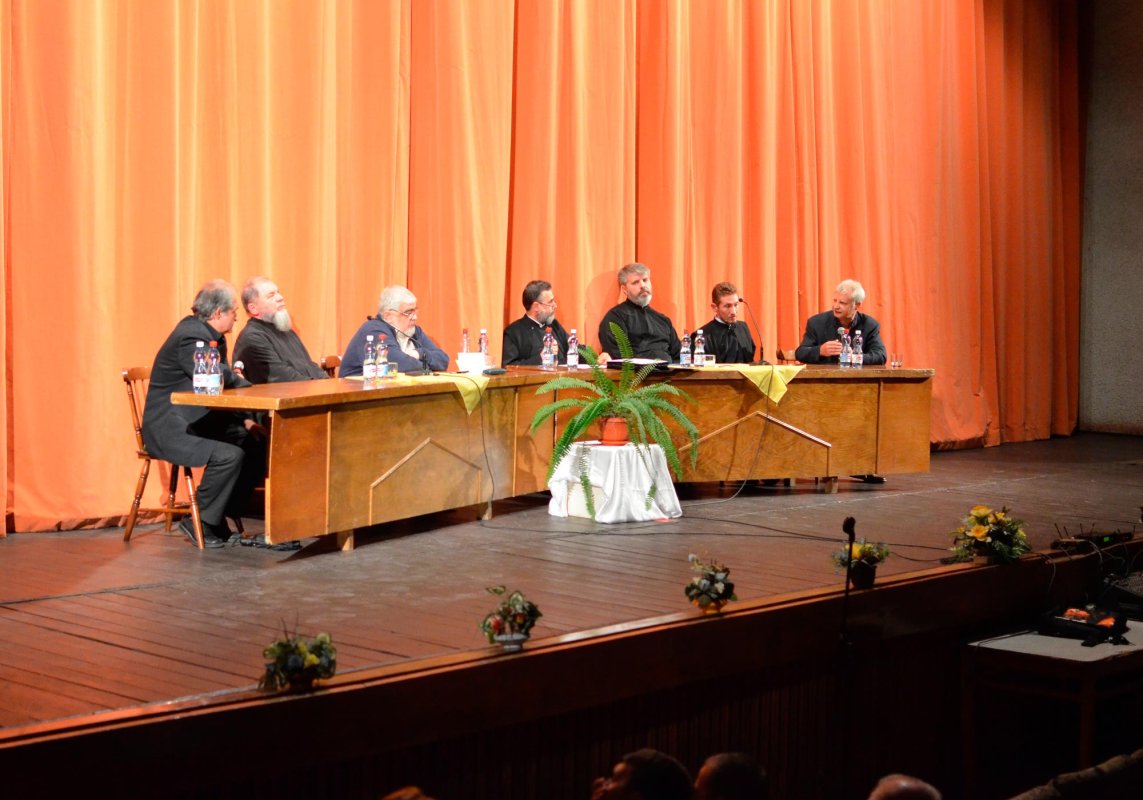 Dezbateri despre identitatea prin cultură şi Biserică, la Deva 71132