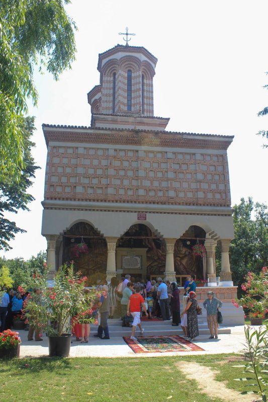 Două biserici închinate Sfinţilor Apostoli 71138