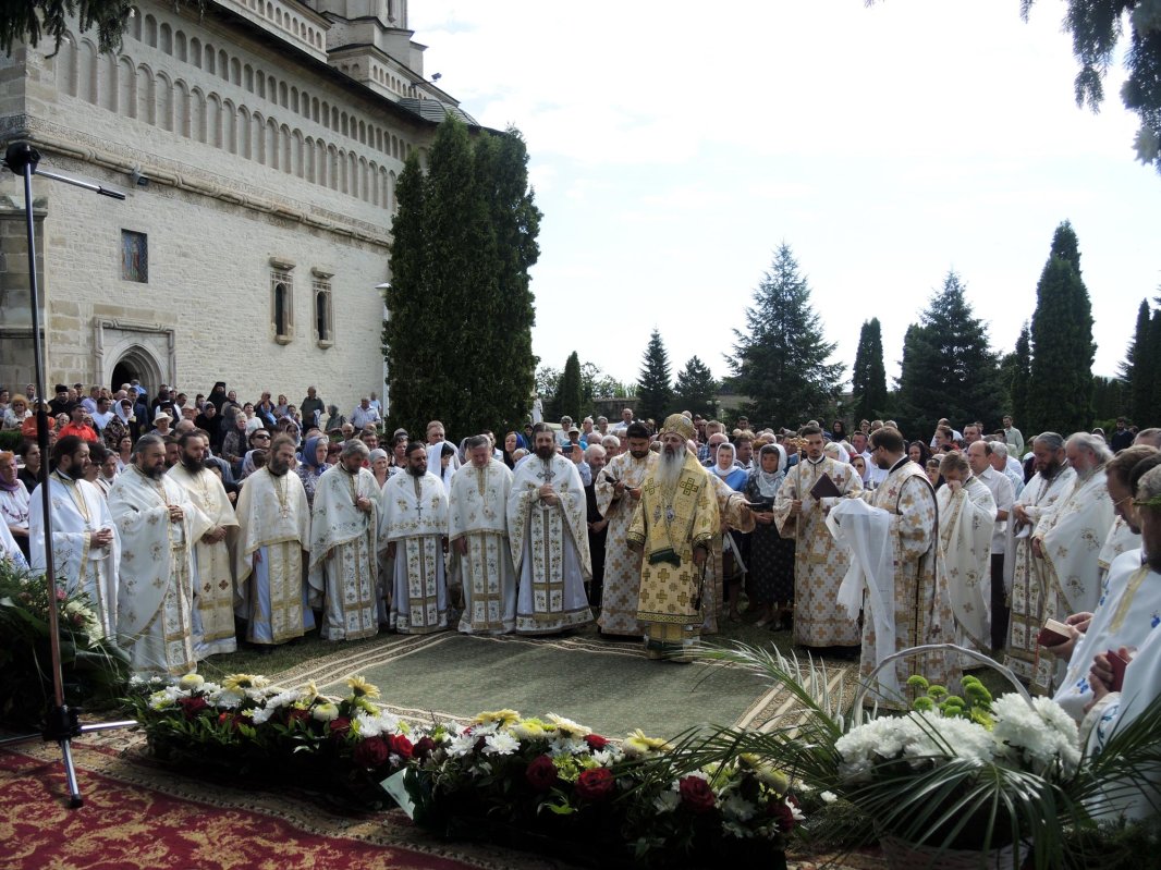 Liturghie arhierească, la hramul Mănăstirii Cetăţuia 71109