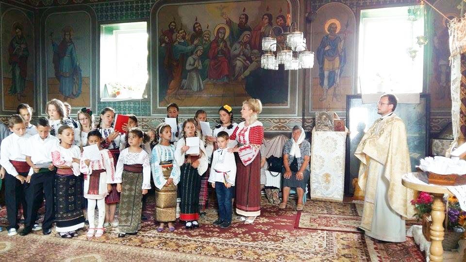 Tradiţie şi continuitate prin cântec în Parohia Siretu 71111