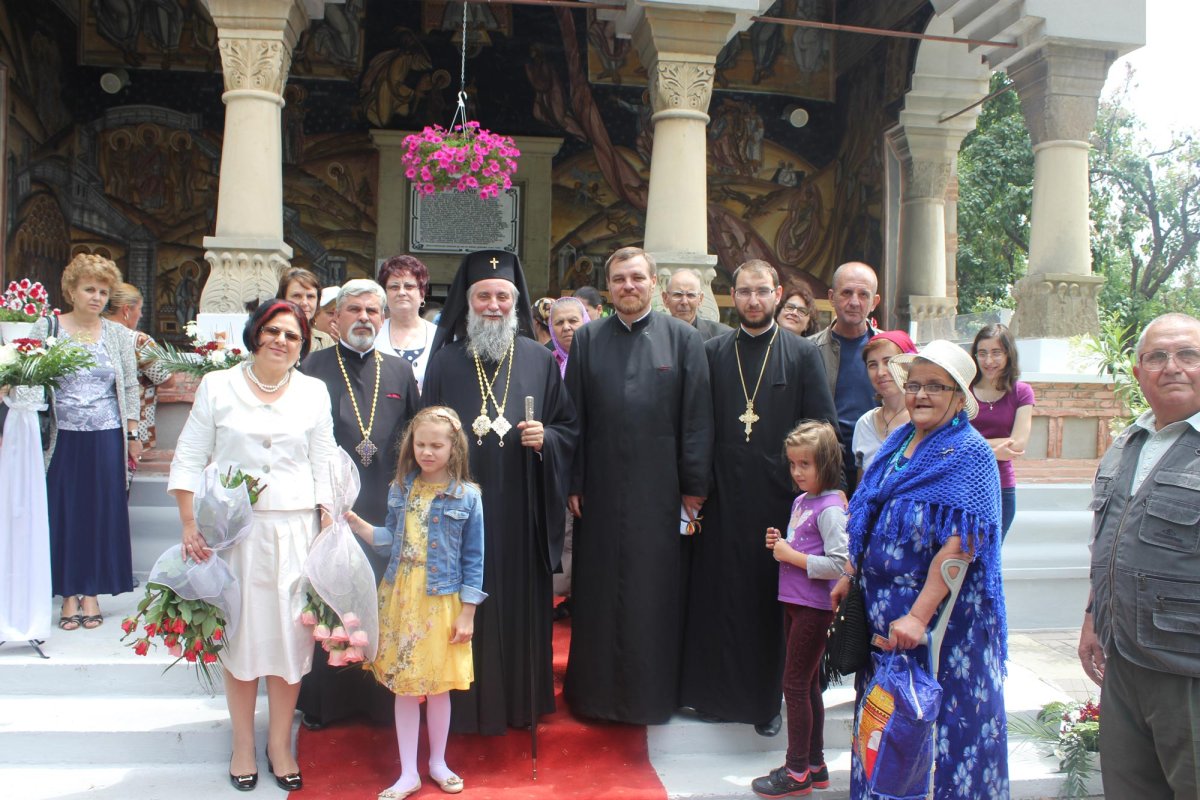 Biserica „Sfinţii Apostoli”, la ceas de praznic 71092