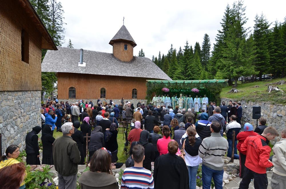 Hramul Mănăstirii Peştera din judeţul Dâmboviţa 71103