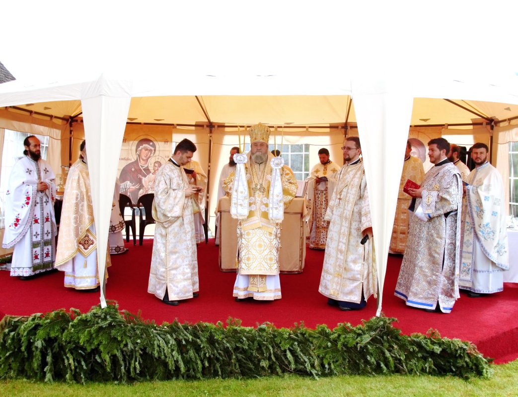 Hramul Sfinţilor Apostoli Petru şi Pavel în Transilvania 71088