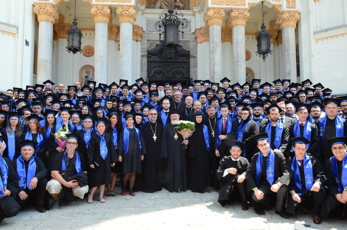 O nouă promoţie de teologi în misiunea Bisericii 71096