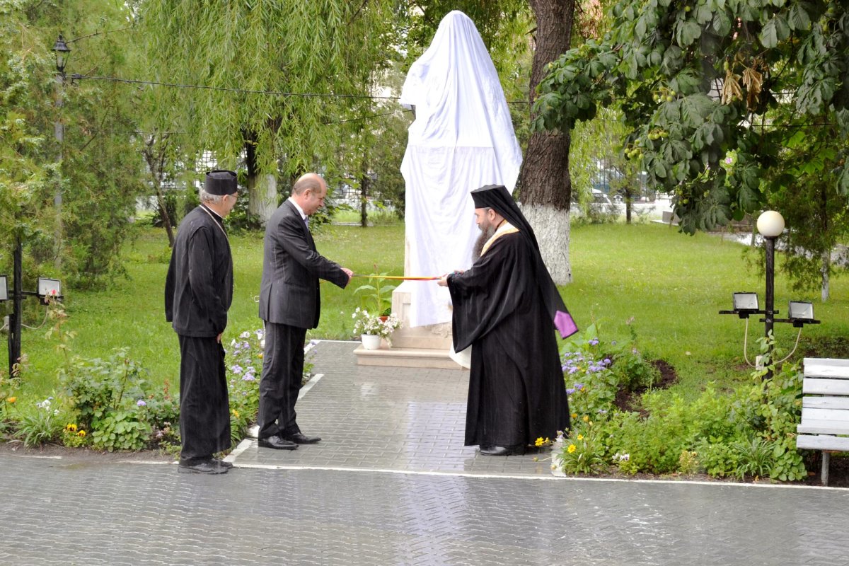 Bust al domnitorului Alexandru Ghica la Catedrala Episcopală din Alexandria 71075