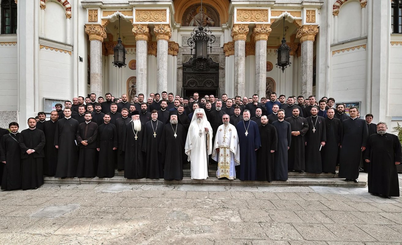 Formarea continuă a slujitorilor Bisericii - o necesitate misionară 71070