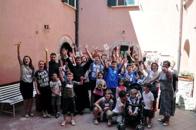 Tabără pentru copiii şi tinerii români din Italia 71078