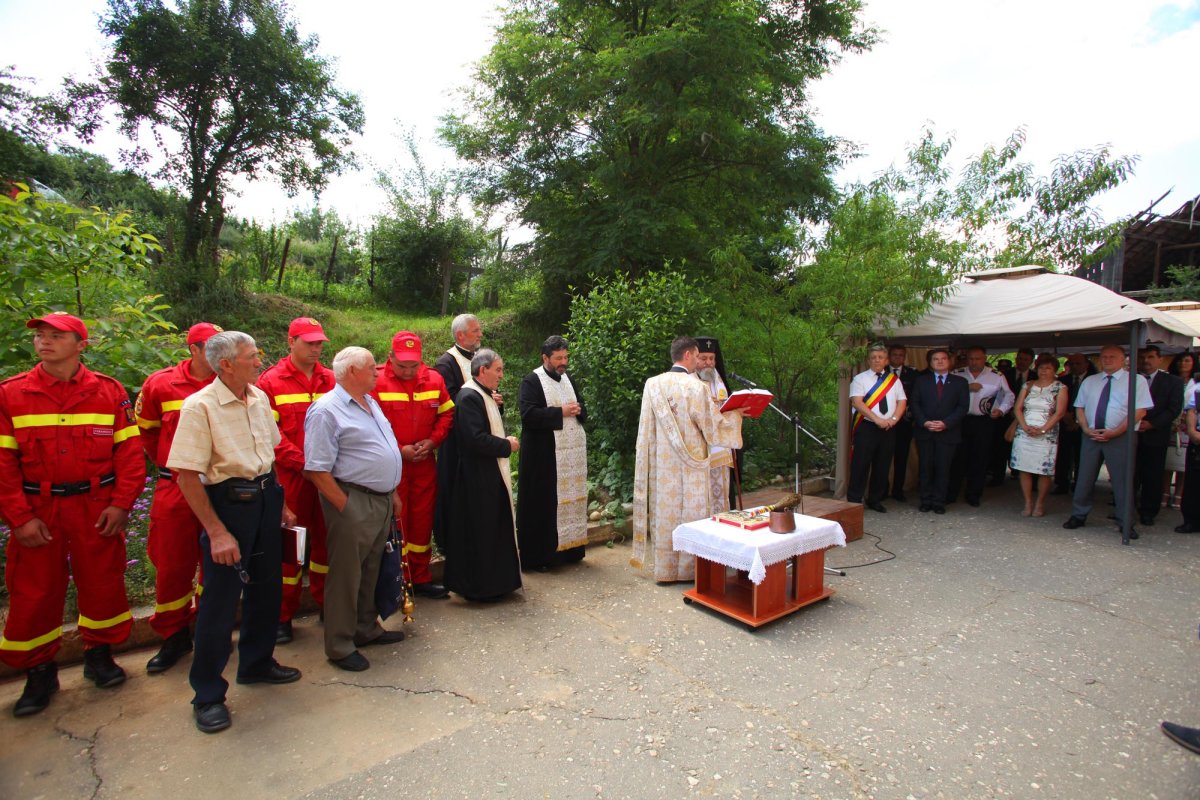 IPS Laurenţiu a sfinţit centrul SMURD din Ocna Sibiului 71002