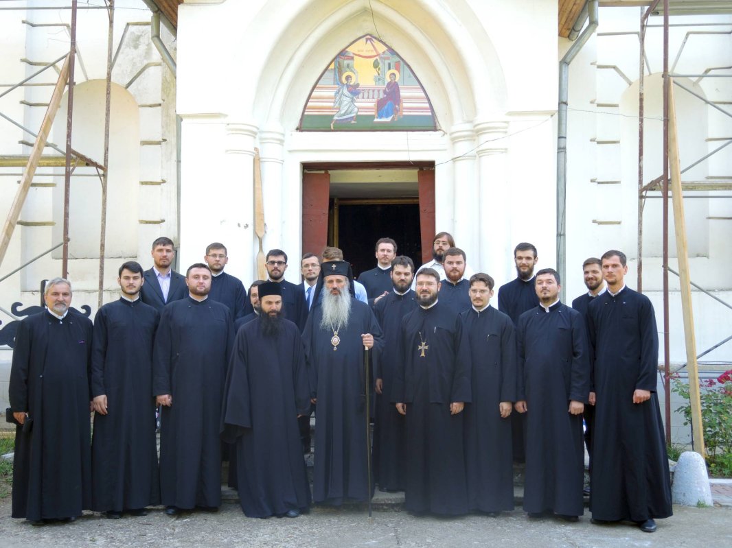 IPS Mitropolit Teofan, în mijlocul preoţilor proaspăt hirotoniţi din Arhiepiscopia Iaşilor 70955