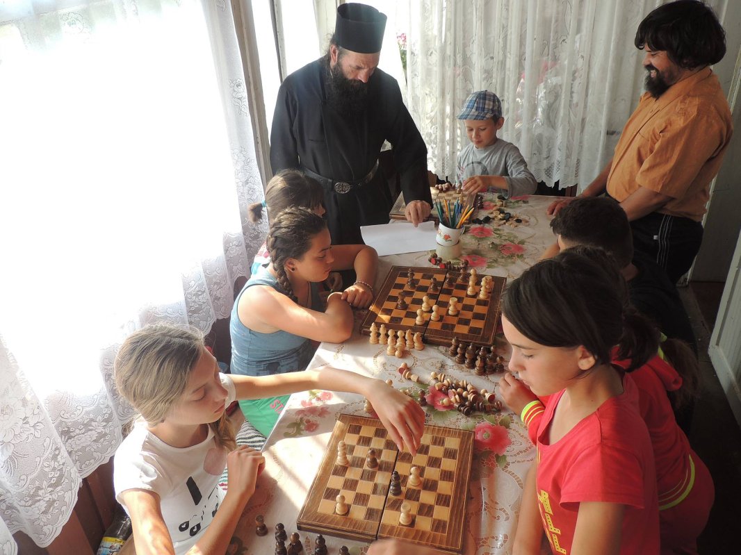 Tabără la Mănăstirea Balş pentru tinerii din Bivolari 70886