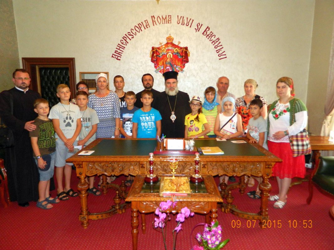 Elevi basarabeni, oaspeţi ai Înaltpreasfinţitului Ioachim 70859