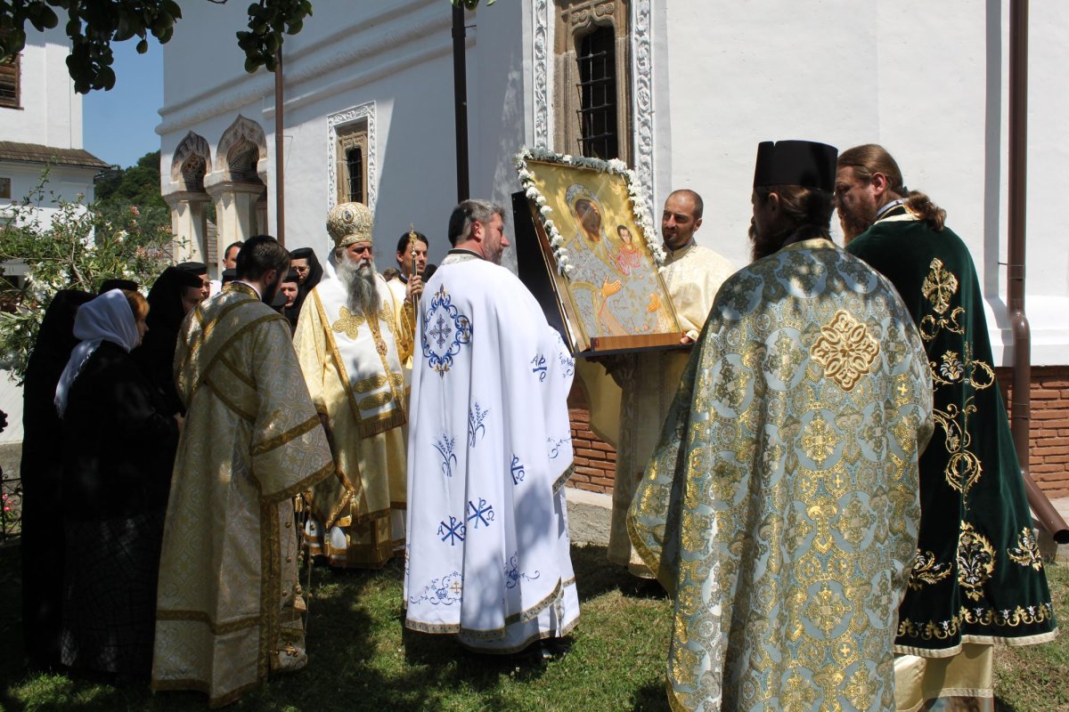 Maica Domnului prăznuită la Mănăstirea Surpatele 70788