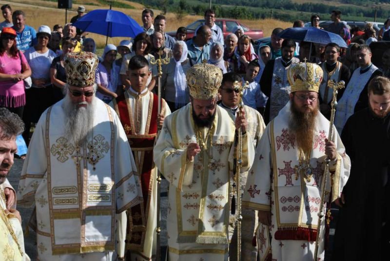 Trei arhierei la sărbătoarea satului mehedințean Godeanu 70677
