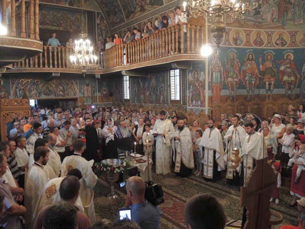 IPS Teofan a sfinţit un altar de vară în Parohia Podoleni II 70649