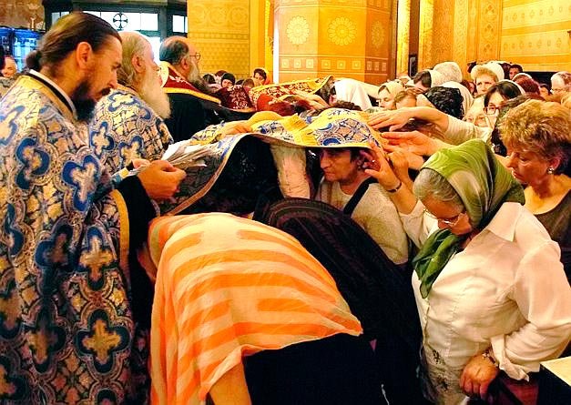 Atingerea veșmintelor preoțești, între evlavie și exagerare 70564