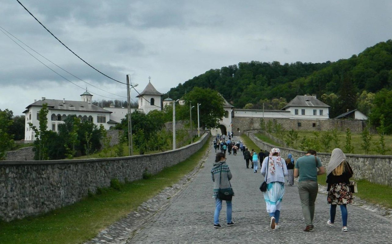 50 de tineri ieşeni pornesc într-un pelerinaj pedestru în zona Neamţului 70493