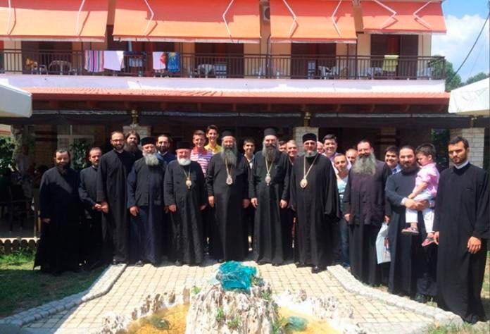 Vizită arhierească la două biserici din Grecia 70505