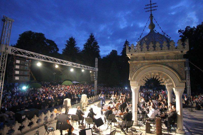 Concert sub semnul luminii la Curtea de Argeş 70435