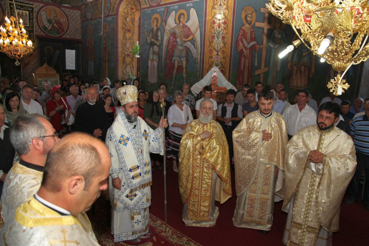 Slujire arhierească în parohia buzoiană Găvăneşti 70439