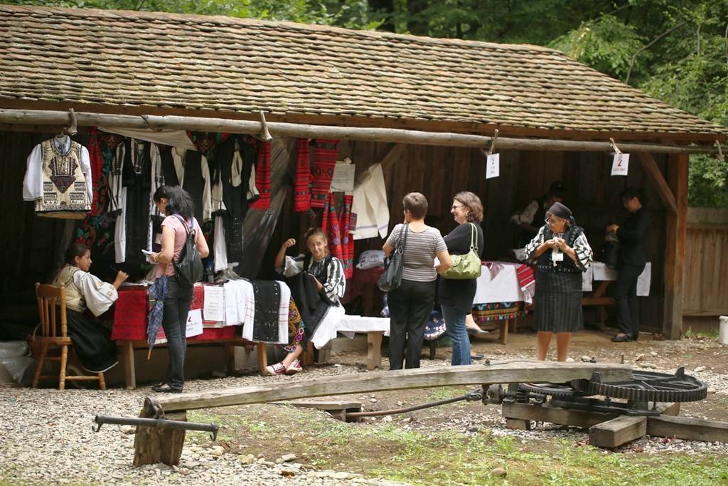 Peste 200 de elevi la Olimpiada „Meşteşuguri artistice tradiţionale”  de la Muzeul ASTRA 70407