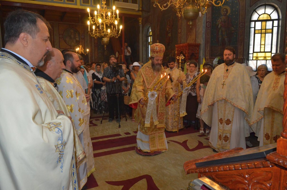 Hramul Bisericii Izvorul Nou din București 70373