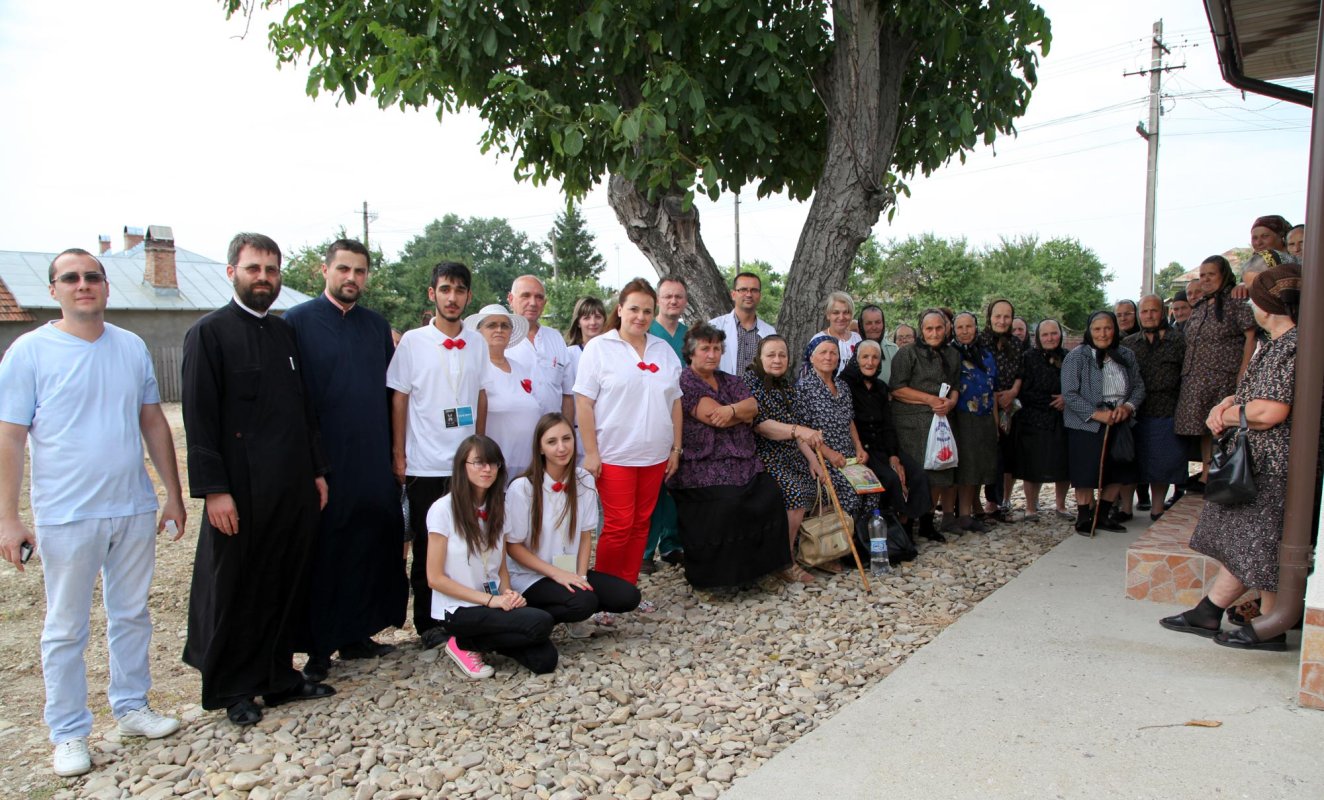 Consultații gratuite pentru 100 de bătrâni de la parohia buzoiană Nicoleşti 70233