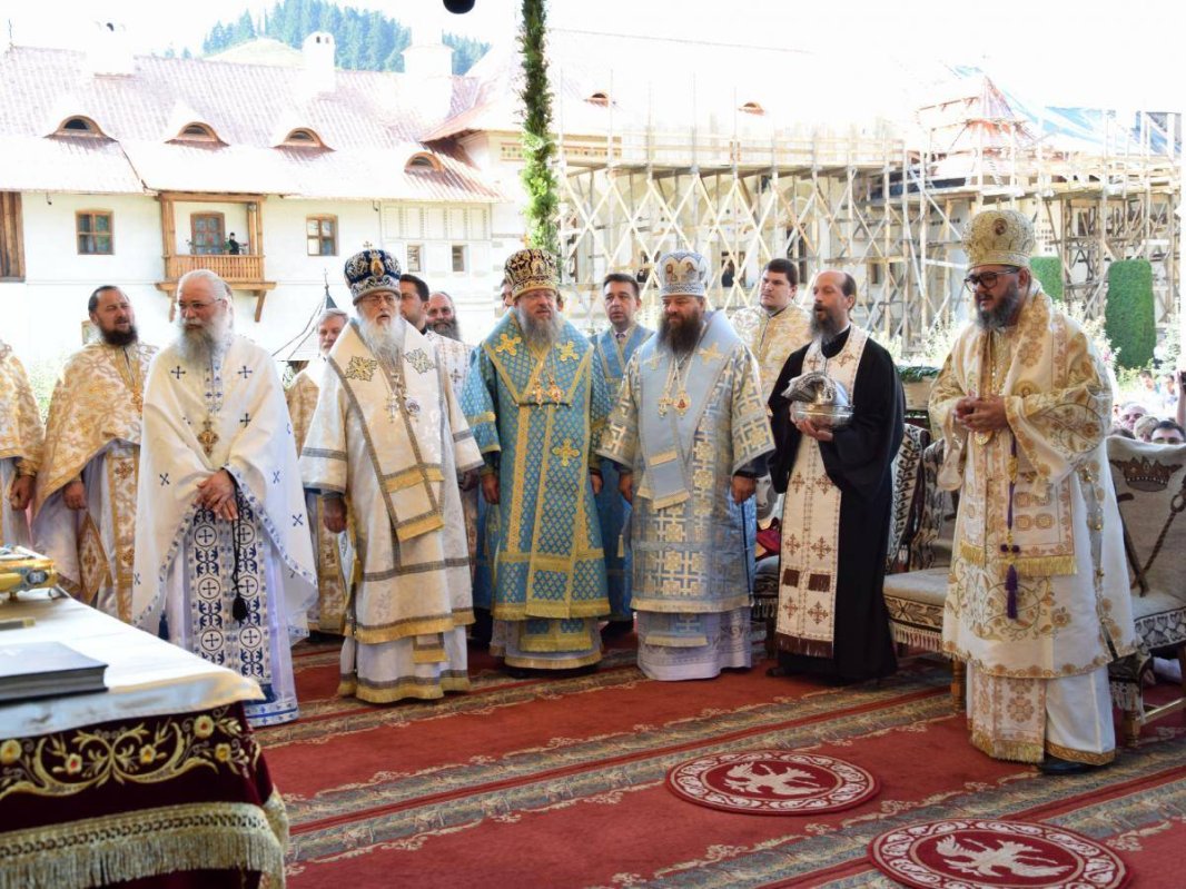 10.000 de pelerini au participat la hramul Putnei 70187