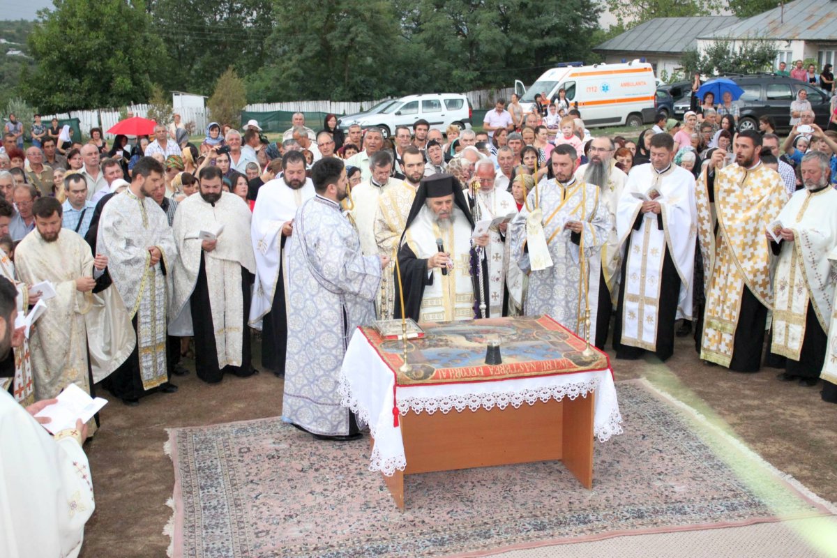 Hramul mănăstirilor Adam și Vladimirești din Arhiepiscopia Dunării de Jos 70201