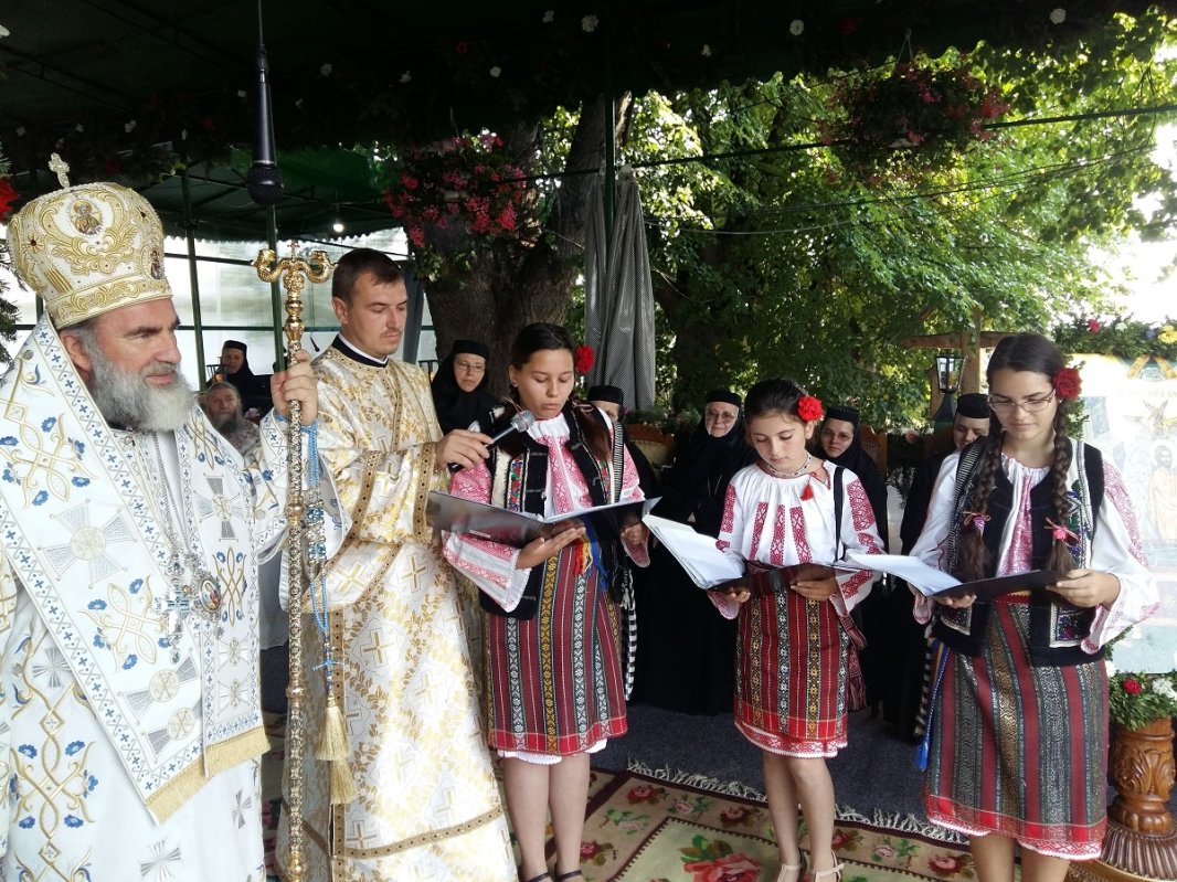IPS Ioachim, prezent la hramurile mănăstirilor Diaconeşti şi Varatic 70172