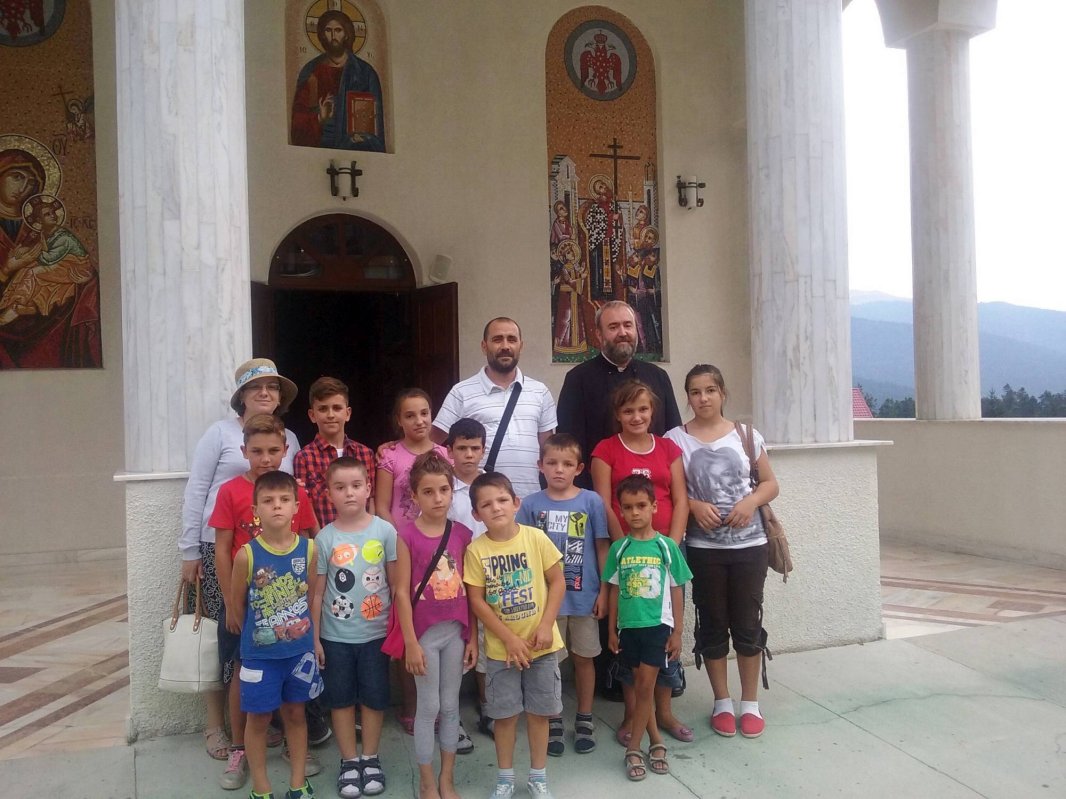 Copiii de la Centrul „Sfântul Stelian” - Podgoria la Mănăstirea Caraiman 70066