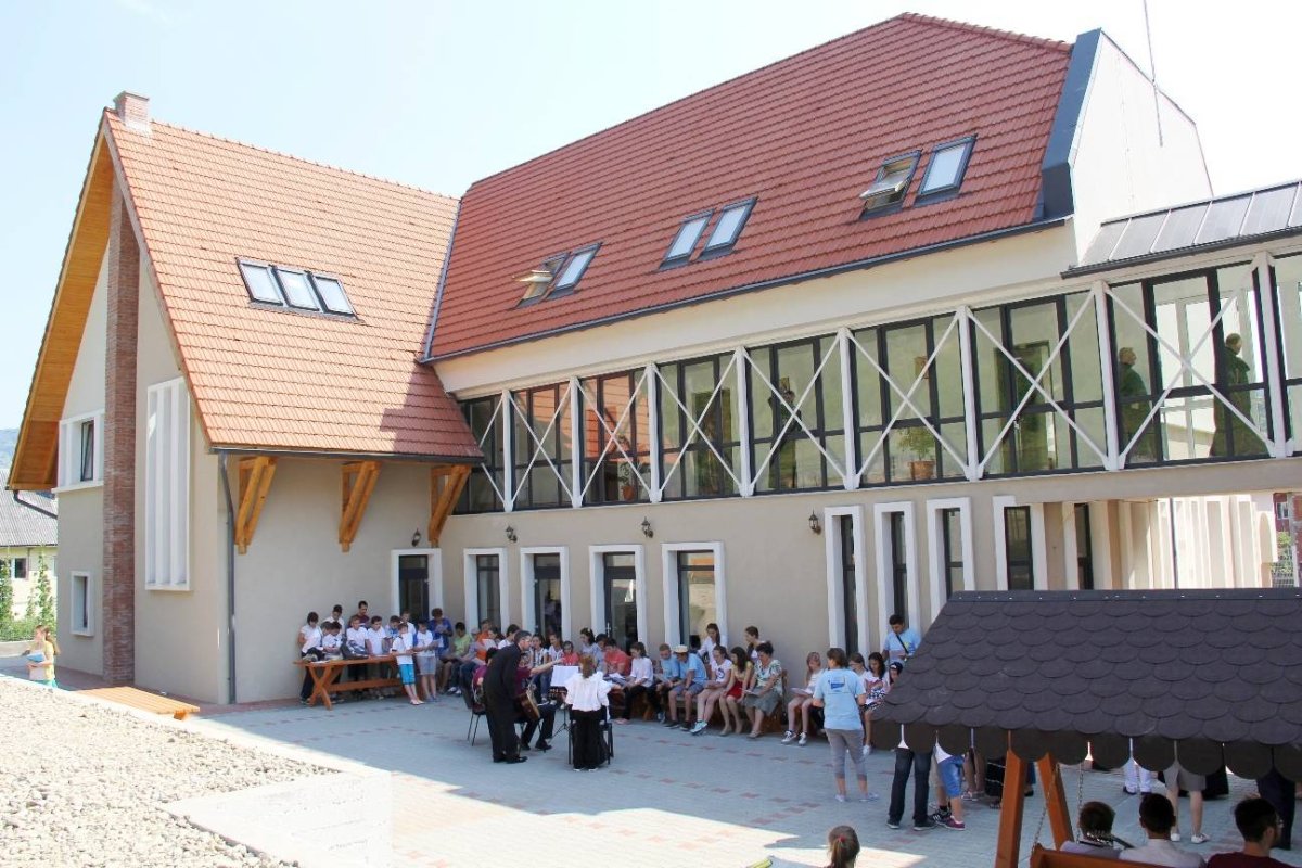 Activităţi cu tinerii la Centrul misionar din Sângeorz-Băi 69838