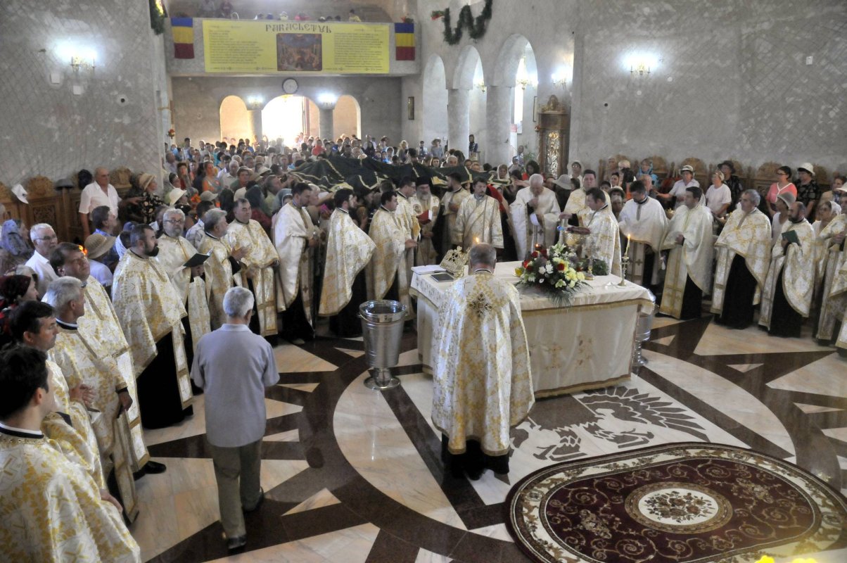 Prezenţă arhierească în Parohia Şerbăneşti din Bacău 69834