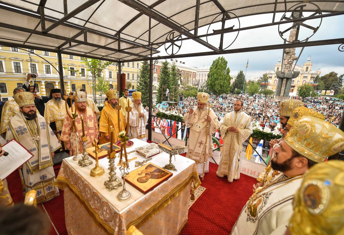 Liturghie solemnă și distincții  pentru organizatori 69793
