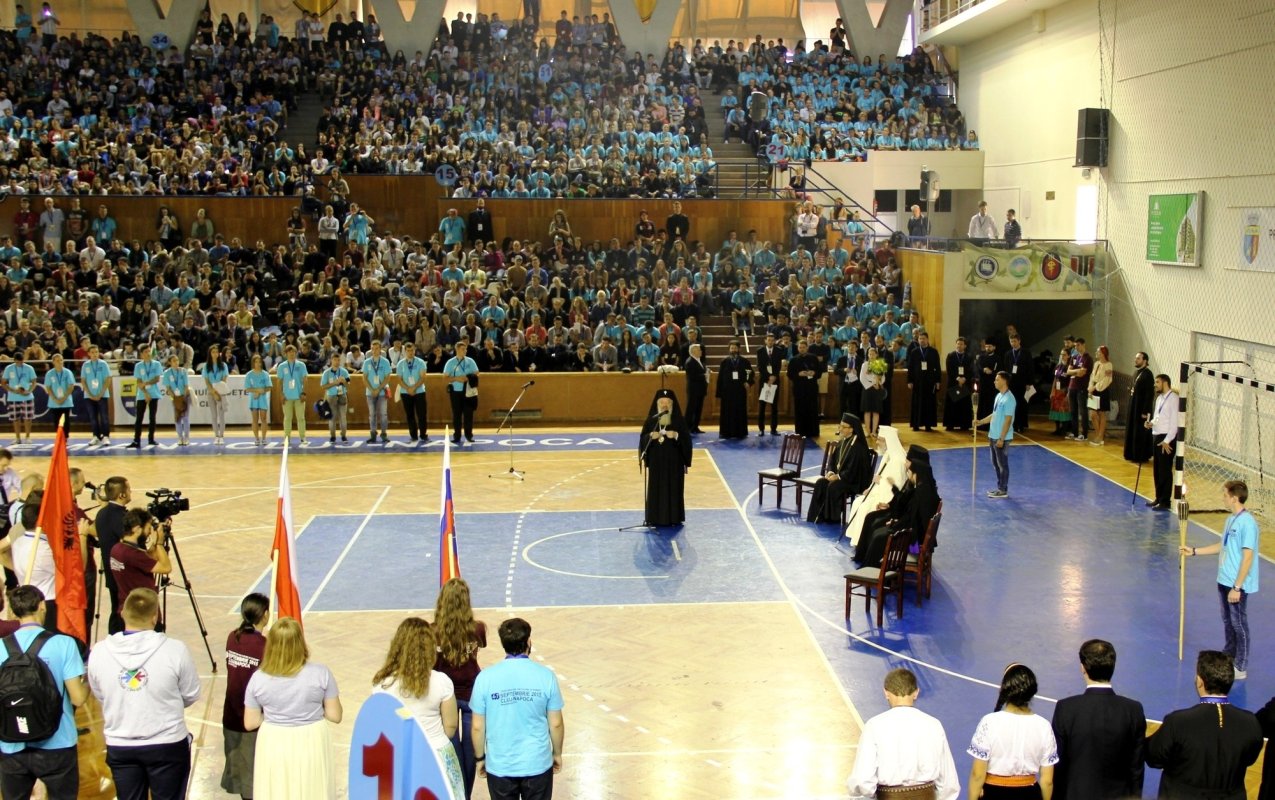 „Mai apropiaţi de Dumnezeu, acum când ne-am întâlnit” 69746