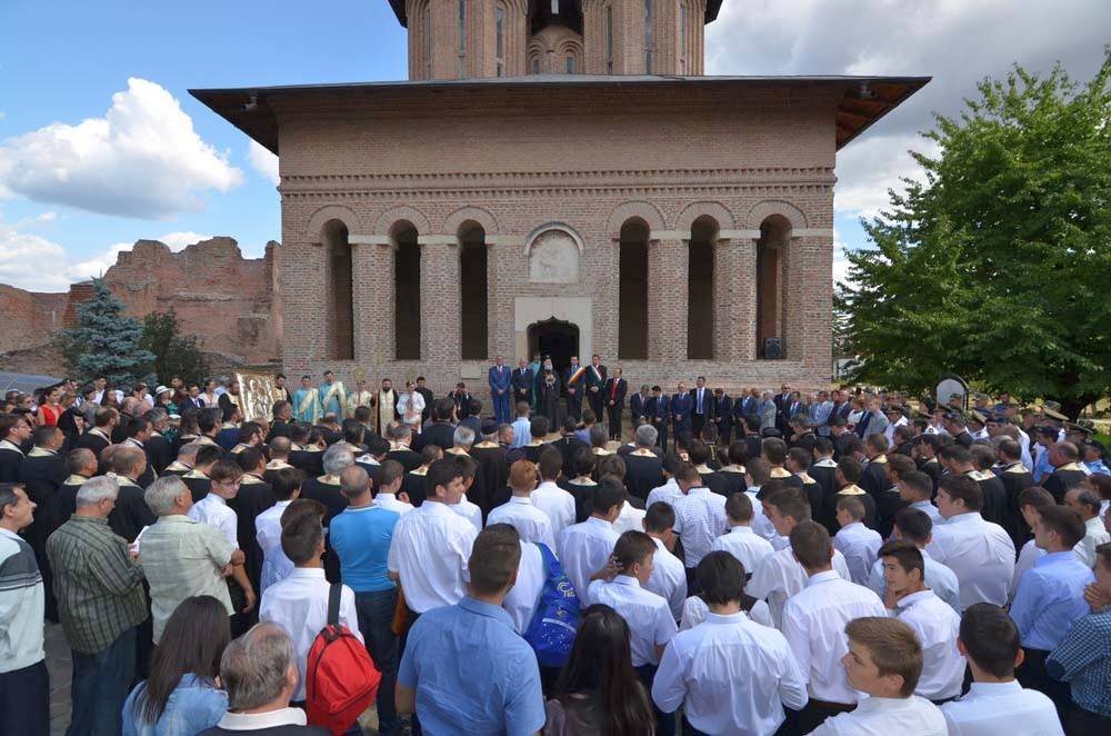 Slujiri arhierești la biserici închinate Maicii Domnului 69734