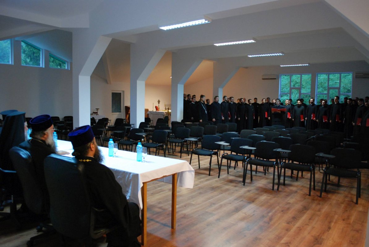 Cursuri preoțești la Mănăstirea Tismana 69680