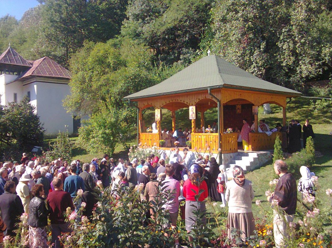 Hramuri de tradiţie în Mitropolia Olteniei 69681