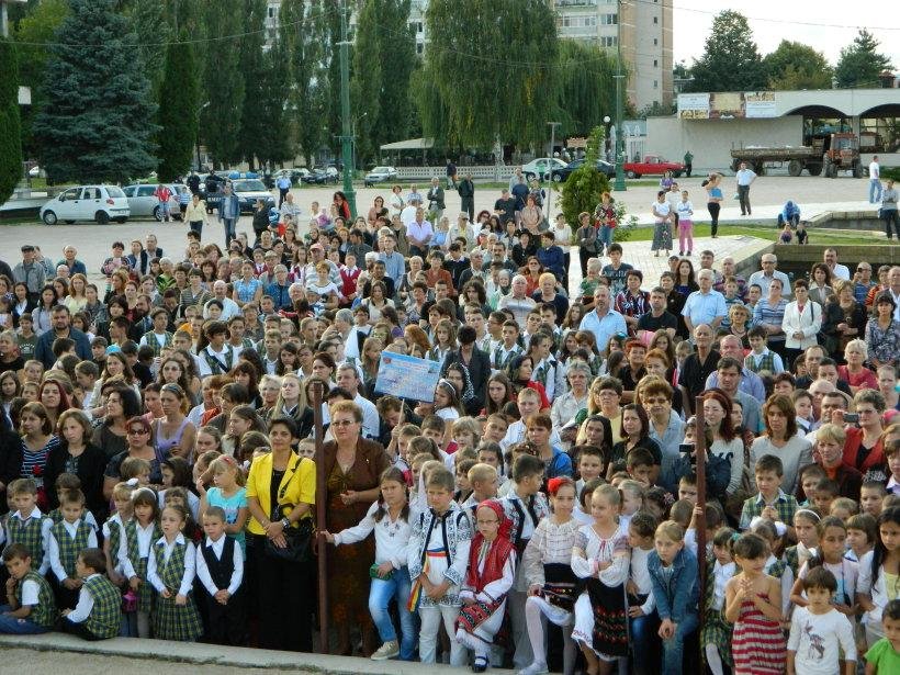 Daruri pentru mii de copii din Eparhia Romanului şi Bacăului 69638