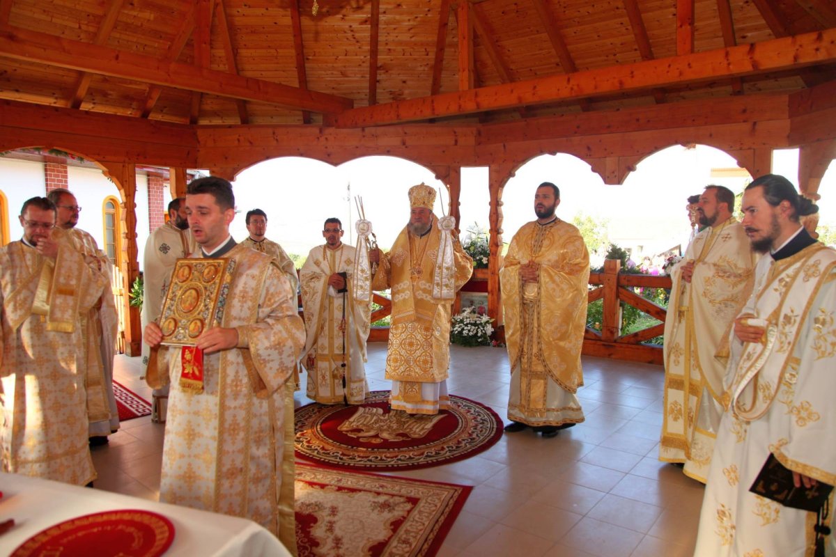 Slujiri arhiereşti în Duminica dinaintea Înălţării Sfintei Cruci 69620