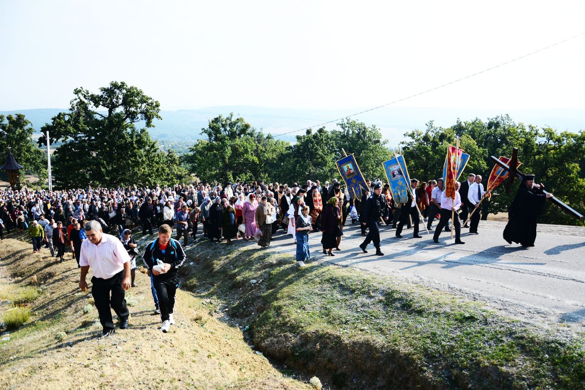 Pelerini pe „Drumul Crucii“, la Mănăstirea Hadâmbu 69619