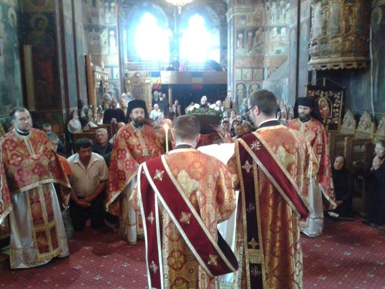 Înălţarea Sfintei Cruci, la Catedrala Arhiepiscopală din Roman 69599